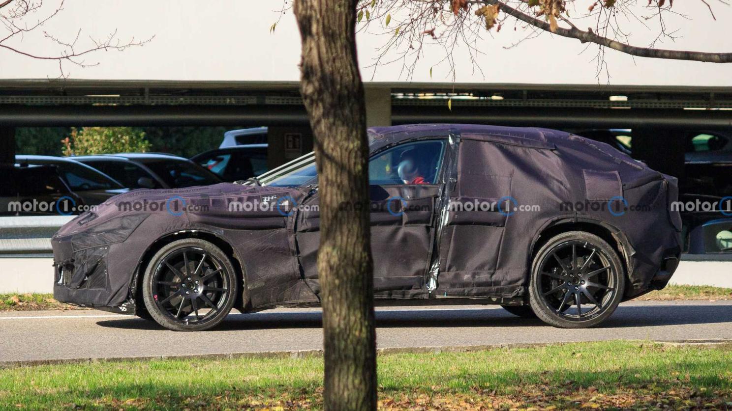 南宁漆面保护膜-法拉利首款SUV量产车谍照曝光